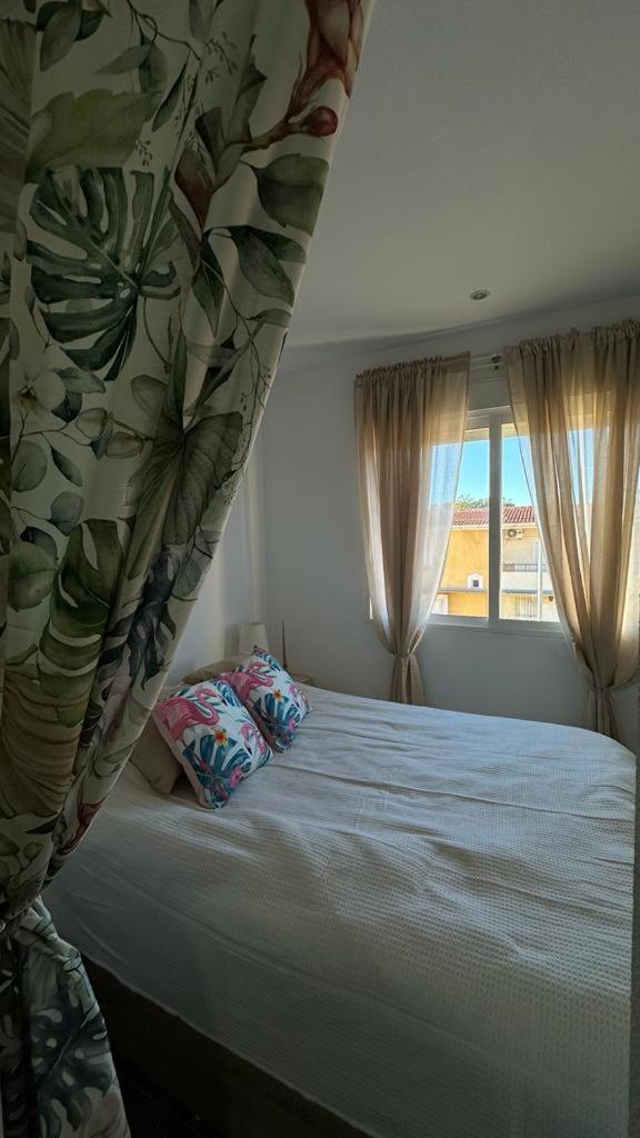 Playa De Los Naufragos Cozy Apartment With Pool Torrevieja Exterior foto